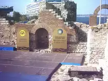 Blick in das alte Amphitheater in Nessebar in Bulgarien. Im Hintergrund lieg ein Kreuzfahrer, der von Griechenland aus das Schwarzemeer durch f�hrt. Sehr sch�n ist der romanische Baustil mit den Natur- und Ziegelsteinen zu erkennen.