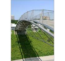 Fu�g�ngersteg �ber den Allemandring  in Stuttgart-Vaihingen. Geplant und konstruiert von den Architekten Kaag und Schwarz und den Ingenieuren Gustl Lachenmann, gebaut 1999. Die Bogenkonstruktion wird durch ein horizontales Seil stabilisiert. 27.7.2005 (Matthias)