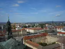 Dresden,Blick vom Rathausturm nach West,
auf Kreuzkirche und Altmarkt dahinter,
am Horizont die Weinberge bei Radebeul,
Okt.2009