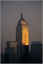 Das Central Plaza auf Hong Kong Island war bei meinem Besuch im Januar 1997 mit 374 m das h�chste Geb�ude in Hong Kong. Diese Aufnahme in der Abendsonne entstand von der S�dspitze Kowloons aus. Scan vom Dia.