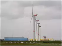 Am Elbufer in Cuxhavens S�den haben sich in den letzten Monaten Firmen der Windenergiebranche angesiedelt. Im Hintergrund ist eine ganze Reihe von gelben Tripiles zu sehen, die als Fundamente f�r Offshore-Windenergieanlagen dienen. 02.09.2009