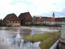 Laucha an der Unstrut - Blick auf die H�user am Wehr - das Hochwasser steigt - 28.02.2010