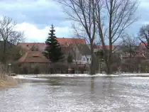 Laucha an der Unstrut - Blick auf das Schleusen-H�uschen - das Hochwasser steigt - 28.02.2010