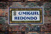 HUELVA (Provincia de Huelva), 16.02.2010, dekoratives Stra�enschild an noch dekorativerer H�userwand