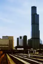 Gleisvorfeld der Union Station und der Sears Tower in Chicago. Der Brodway Limited wurde am 8. Juni 1987 r�ckw�rts an den Bahnsteig geschoben, so konnte die Aufnahme aus dem f�hrenden letzten Wagen gemacht werden.