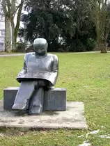 unverfroren - bei 0 Grad Au�entemperatur sitz dieser Zeitgenosse im Kulturhauspark und lie�t die  L�denscheider  - Nachrichten :-)) - am 2.3.10