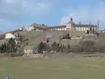 Laucha an der Unstrut - der Fliegerhorst tront erhaben �ber dem Hochwasser im Tal - 05.03.2010 