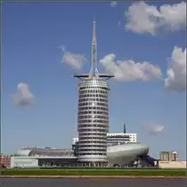 Kernst�ck der Havenwelten in Bremerhaven: Das Sail City Hochhaus mit seiner Aussichtsplattform, die grandiose Ausblicke gew�hrt, und dem links angrenzenden Congress Centrum, dahinter der geschwungene Bau des sehenswerten  Klimahaus Bremerhaven 8� Ost . (http://klimahaus-bremerhaven.de)
29.05.2009