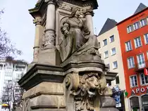 Steinfiguren an einem Brunnen auf dem  Alten Markt  in K�ln, 17. M�rz 2010.