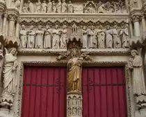 Amiens, Kathedrale Notre Dame. Marienportal mit Vierge Dor�e (goldene Jungfrau) nach der Renovation der S�dquerhausfassade, 21. Aug. 2007, 12:12