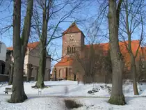 Grevesm�hlen; Blick von der verschneiten B�rgerwiese zur im besten Sonnenlicht erstrahlten St.-Nicolai Kirche, 21.02.2010