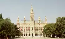 Das von 1872 bis 1883 von Friedrich von Schmidt, vorher Dombaumeister in K�ln, erbaute Wiener Rathaus ist der bedeutendste nichtkirchliche Bau Wiens im neugotischen Stil.
Diese Aufnahme stammt vom Mai 1992 (scan vom Bild). 
