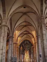 Bolzano/Bozen, Stadtpfarrkirche Maria Himmelfahrt. Mittelschiff nach Osten, gotisch wiederhergestellt nach Sch�den des 2. Weltkriegs. Im Hintergund Altar, im Stil des Barocks. Aufnahme vom 20. Juli 2003, 17:39