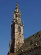 Bolzano/Bozen, Stadtpfarrkirche Maria Himmelfahrt. Sp�tgotischer Turm mit sch�nem durchbrochenen Helm nach deutschem Vorbild, 1517 beendet. Aufnahme vom 20. Juli 2003, 17:04