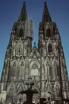 K�ln, Hohe Domkirche, Doppelturm-Westfassade, 157.38 m hoch. Nach wiederaufgefundenem mittelalterlichen Fassadenplan  F  fertiggestellt, 1880 eingeweiht. Rund 7000 m� Fl�che. Zustand Aug. 2002, HQ-Scan ab Dia.
