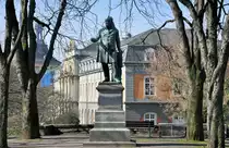 Denkmal von  Ernst Moritz Arndt , im Hintergrund �gyptisches Museum, am alten Zoll in Bonn - 18.03.2010