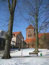 Grevesm�hlen; Blick von der verschneiten B�rgerwiese zur St.-Nicolai Kirche, 21.02.2010