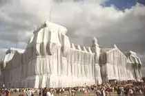 Die Reichstagsverh�llung Juni 1995 (scan vom Bild).