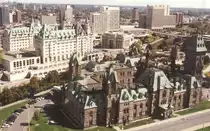 Das Regierungsgeb�ude der Ost Block von Ottawa/Kanada Der gesamte Parlamentsbezirk ist 88.480 m� gro�. Zwischen den drei Hauptgeb�uden Centre Block, East Block und West Block liegt ein quadratischer Barockgarten. im September 1993 (scan vom Bild). 