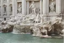 Der Trevi-Brunnen, italienisch Fontana di Trevi, ist der popul�rste und mit rund 26 Meter H�he und rund 50 Meter Breite gr��te Brunnen Roms und einer der bekanntesten Brunnen der Welt. Aufgenommen im Oktober 1994 (scan vom Bild).