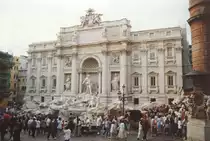 Der Trevi-Brunnen, italienisch Fontana di Trevi, ist der popul�rste und mit rund 26 Meter H�he und rund 50 Meter Breite gr��te Brunnen Roms und einer der bekanntesten Brunnen der Welt. Aufgenommen im Oktober 1994 (scan vom Bild).