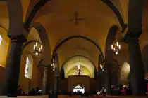 Ollon VD, reformierte Kirche St-Victor. Mittelschiff nach S�dwesten, gr�tige Kreuzgew�lbe, S�ulenarkaden toskanischer Ordnung. Bausubstanz aus dem 15. Jh., gotisch. 28. M�rz 2010, 11:48