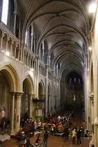 Lausanne, Kathedrale Notre Dame. Gr�sster Kirchenbau der Schweiz. Mittelschiff nach Osten. Vorderer Teil Langhaus hochgotisch, um 1215. 4-teiliges Gew�lbe, 3-zoniger Wandaufbau. Aufnahme w�hrend Pause Konzertprobe, 27. M�rz 2010, 16:07