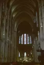 Chartres, Kathedrale Notre Dame, Mittelschiff Richtung Osten. Ab 1194, innen hochgotisch. 4-teiliges Gew�lbe, 36.5 m hoch, 3-zoniger Wandaufbau. Farbverglaste Fenster sind zwar hervorragend, verdunkeln den Raum jedoch massiv. Aufnahme von Okt. 1995, HQ-Scan ab  Dia. Exorbitanter Nachbearbeitungsaufwand.
