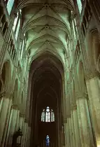 Reims, Kathedrale Notre Dame. Nach Amiens zweitgr�sster Kirchenbau Frankreichs. Mittelschiff Richtung Osten. Ab 1211, hochgotisch. 4-teiliges Gew�lbe, 38 m hoch, 3-zoniger Wandaufbau. Erstmalige Anwendung Masswerk sowie Stapelmethode (Vorfabrizierung der Mauern w�hrend des Winters / Aufbau im Fr�hjahr-Herbst). Schwere Sch�den im 1. Weltkrieg. Aufnahme von Okt. 1995, HQ-Scan ab Dia.