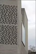 Kolumba Museum in K�ln: Detailansicht der Fassade. Die  Filtermauer  bildet ein licht- und luftdurchl�ssige Membrane f�r das Grabungsfeld der Kirchenruine. 19.03.2010 (Matthias)