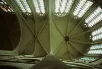 Senlis, Kathedrale Notre Dame, Chorgew�lbe 6-teilig, Polygon mit 5/10-Abschluss, 18 m hoch. Auffallende Unregelm�ssigkeiten: Seitenw�nde sowie Jochb�gen nicht parallel zueinander. Nach Brand von 1504 wurde das Mittelschiff sp�tgotisch eingew�lbt. Aufnahme von Okt. 1995, HQ-Scan ab Dia.