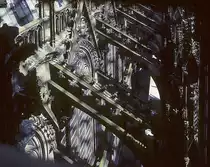 K�ln, Hohe Domkirche, Blick vom S�dturm auf das Strebewerk mit Fialen sowie Obergadenfenster des Langhauses. Auch hier wird der Gew�lbeschub zuerst schr�g nach aussen, dann senkrecht nach unten abgeleitet. Aufnahme von Aug. 2002, HQ-Scan ab Dia.