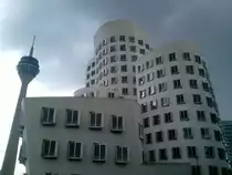 Blich auf das wei�e Gehry Geb�ude.
Dahinter der Rheinturm.