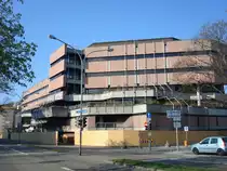 Freiburg im Breisgau,
nicht mehr lange so zu sehen,der Abbruch hat bereits begonnen,
die 1978 erbaute Uni-Bibliothek bekommt eine v�llig neue Fassade
von einem Basler Architektenb�ro,
April 2010