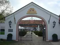 Freiburg-Munzingen,
Eingang zum Hotel Schlo� Reinach,
ehemaliger Gutshof,
April 2010