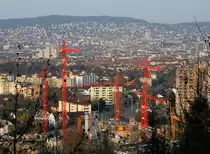 Z�rich. Wie die Kr�ne andeuten, entsteht im Triemli ein neues Quartier. Aufnahme mit Blick auf die Stadt und den Z�richberg, 17. April 2010, 19:21