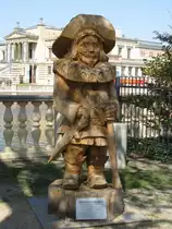 Schwerin; die Sagengestalt, der Schlo�geist  Peterm�nnchen  als geschnitzte Holzfigur am Eingang zum Schweriner Schlo�, 18.04.2010