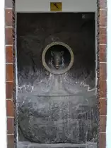 Teplice (Bad Teplitz in B�hmen): Urquelle „Pravř�dla“. Es wird erz�hlt, dass man an dieser Stelle die Quelle entdeckte weil man ein Schwein fand, dass in ein Loch gefallen war und sich an dem 46 Grad C heissen Wasser verbr�ht hatte.
