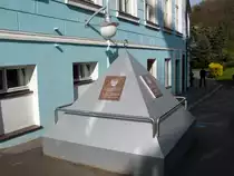 Abdeckung �ber der Heilwasserquelle mit Schrifttafel:  An dieser Stelle befindet sich jener 51 m tiefe Quellschacht, aus dem seit 1879 das Thermalwasser der Urquelle gesch�pft wird. Eine weltber�hmte Naturheilquelle, die schon von alters her hilft, den Menschen ihre Gesundheit zur�ckzugeben; Teplice (Bad Teplitz in B�hmen), 18.04.2010

