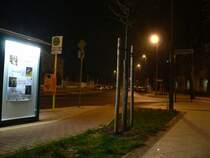 Vom Fu�weg aus ist irgendwie alles klar. Ein Meter hinter dem Haltestellenschild wird die abknickende Vorfahrt bekanntgegeben.