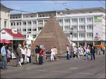 Die Pyramide auf dem Marktplatz in Karlsruhe: Das Grabmal des Stadtgr�nders, Markgraf Carl Wilhelm. (Mai 2003) 