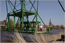 Die Schwebef�hre Osten ist ein technisches Baudenkmal. Weltweit sind nur acht derartiger F�hren bekannt. Eine weitere Schwebef�hre in Deutschland �berquert bei Rendsburg den Nord-Ostsee-Kanal. 25.04.2010