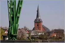 160 Jahre Fortschritt der Baukunst: die St. Petri-Kirche aus dem Jahr 1747/48 und ein Bein der 1909 in Betrieb genommenen Schwebef�hre in Osten. 25.04.2010