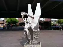 Moderne Kunst vor dem Bahnhof in D�sseldorf-Benrath am 28. April 2010.