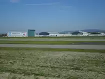 Friedrichshafen / Bodensee,
die neue Zeppelinhalle am Flugplatz Friedrichshafen links, daneben die Messehallen, April 2010