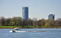 Aufgenommen vom rechtsrheinischen Ufer bei Niederdollendorf - - die Rheinaue, Telekom-Tower und  Langer Eugen  (ehemaliges Abgeordnetenhaus) 06.04.2010