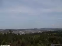 Eigentlich m�sste man beim Blick vom Eschenbergturm in Richtung S�dosten der Stadtteil Seen sehen. Doch aufgrund der dichten Bewaldung (Winterthur ist die Stadt der Schweiz, die anteilsm�ssig am meisten Waldfl�che hat) sieht man bloss Oberseen und die Aussenwachen Eidberg und Gotzenwil, 25.4.2010.