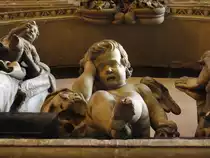 Amiens, Kathedrale Notre Dame,  Weinender Engel  (l'ange pleureur). Barockfigur in der Achse des Chorumgangs an der R�ckwand des Hochaltars. US-Soldaten schickten w�hrend 1. Weltkrieg Postkarten mit entsprechendem Bild nach Hause. Damit wurde Amiens in Amerika bekannt. Aufnahme vom 24. Dez. 2003, 11:26