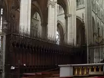 Amiens, Kathedrale Notre Dame. Die eine H�lfte des Chorgest�hls, S�dseite. Bemerkenswertes Beispiel gotischer Holzschnitzkunst. Links dahinter Blick in die beiden s�dlichen Chor-Seitenschiffe sowie S�dquerhaus, rechts oben Teil der s�dlichen Langhauswand, rechts unten Teil des Lettners, barock. Aufnahme vom 24. Dez. 2003, 11:20