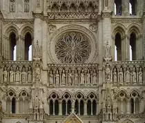 Amiens, Kathedrale Notre Dame, Teil der Westfassade mit Rose und K�nigsgalerie, flankiert von Nord- und S�dturm. Kaum zu glauben, dass jede dieser K�nigsfiguren 4.50 m hoch ist. Aufnahme vom 20. Aug. 2007, 17:12
